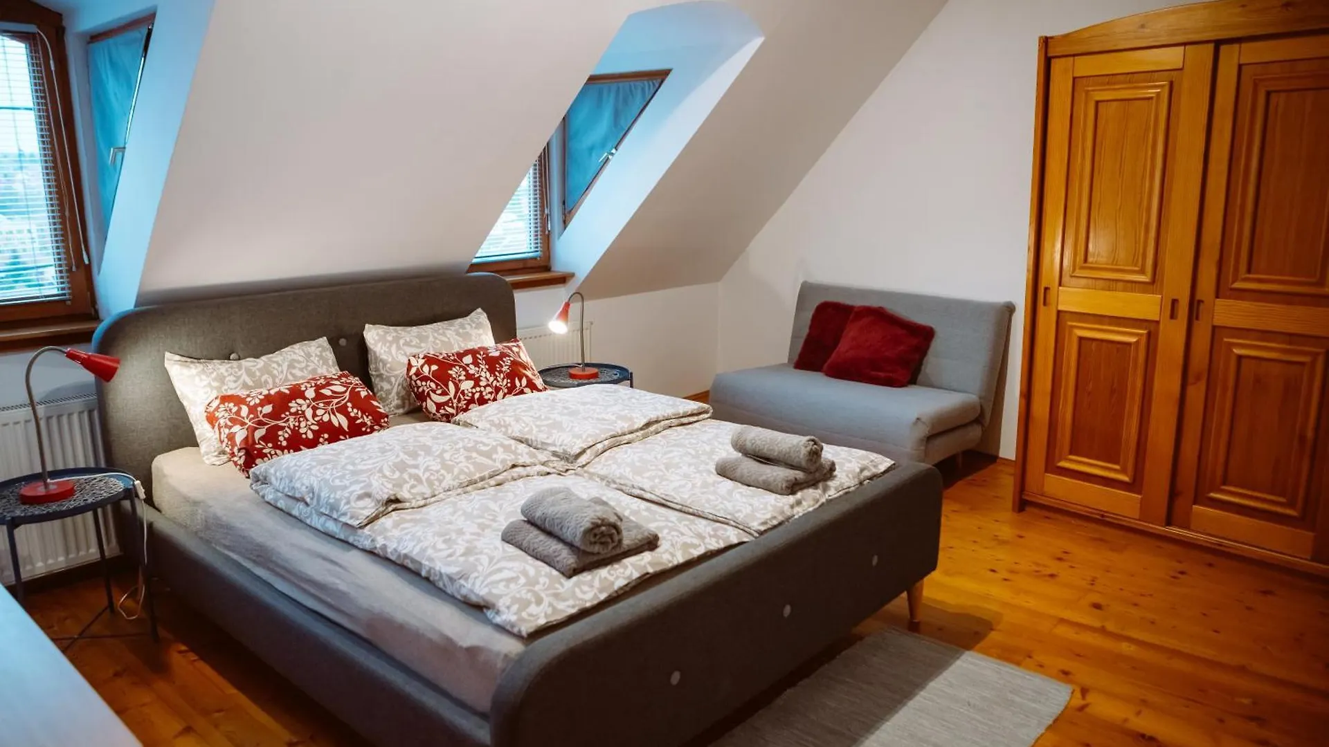 Kiralyszeke Apartman Eğri